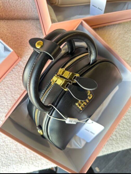 Miu miu شامل علبة 
22 cm حجم