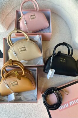 Miu miu شامل علبة 
22 cm حجم