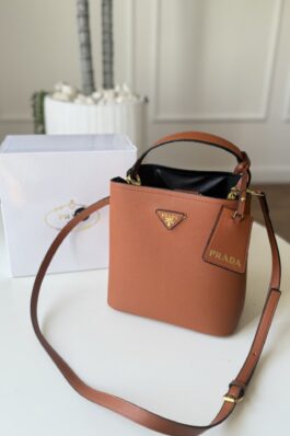 شنطة prada painer/ شامل علبة الشركة