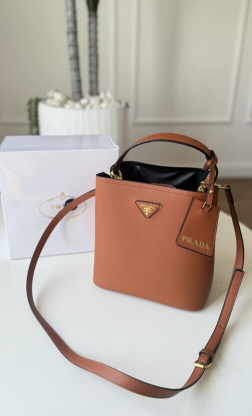 ⁦شنطة prada painer/ شامل علبة الشركة⁩ - الصورة ⁦2⁩