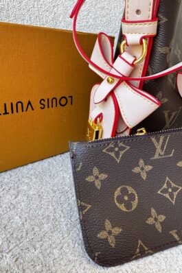 شنطة Louis Vuitton bucket