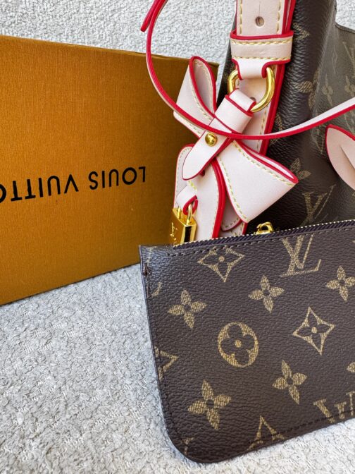 شنطة Louis Vuitton bucket