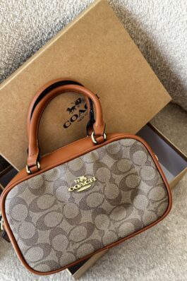 شنطة coach حجم وسط
