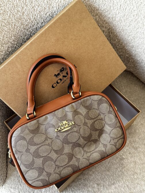 شنطة coach حجم وسط