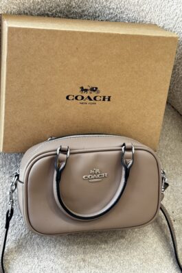 شنطة coach حجم وسط
