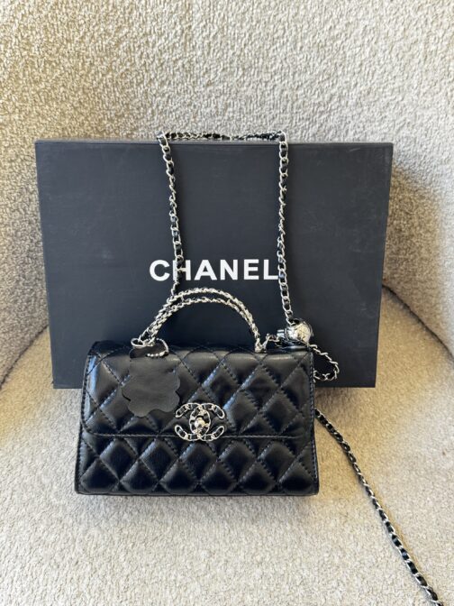 ⁦شنطة Chanel رسمي اكسسوار فضي⁩ - الصورة ⁦2⁩