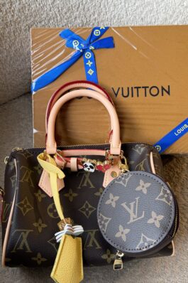 شنطة الڤي سبيدي لون بني ستراب عريض ومعها تشارمز شامل علبة