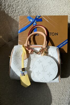 شنطة الڤي سبيدي لون ابيض ستراب عريض ومعها تشارمز شامل علبة