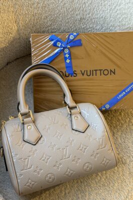 شنطة الڤي سبيدي لون بيج ستراب عريض ومعها تشارمز شامل علبة