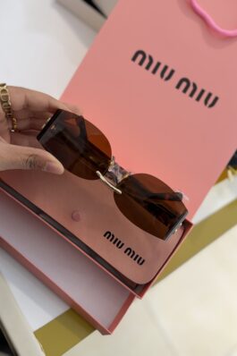 نظارة شمسية / Miu Miu - شامل علبة وكيس