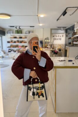 شنتة كيلي وسط مع حصان