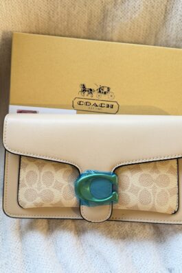 شنتة كوتش تابي لون بيج مع شعار